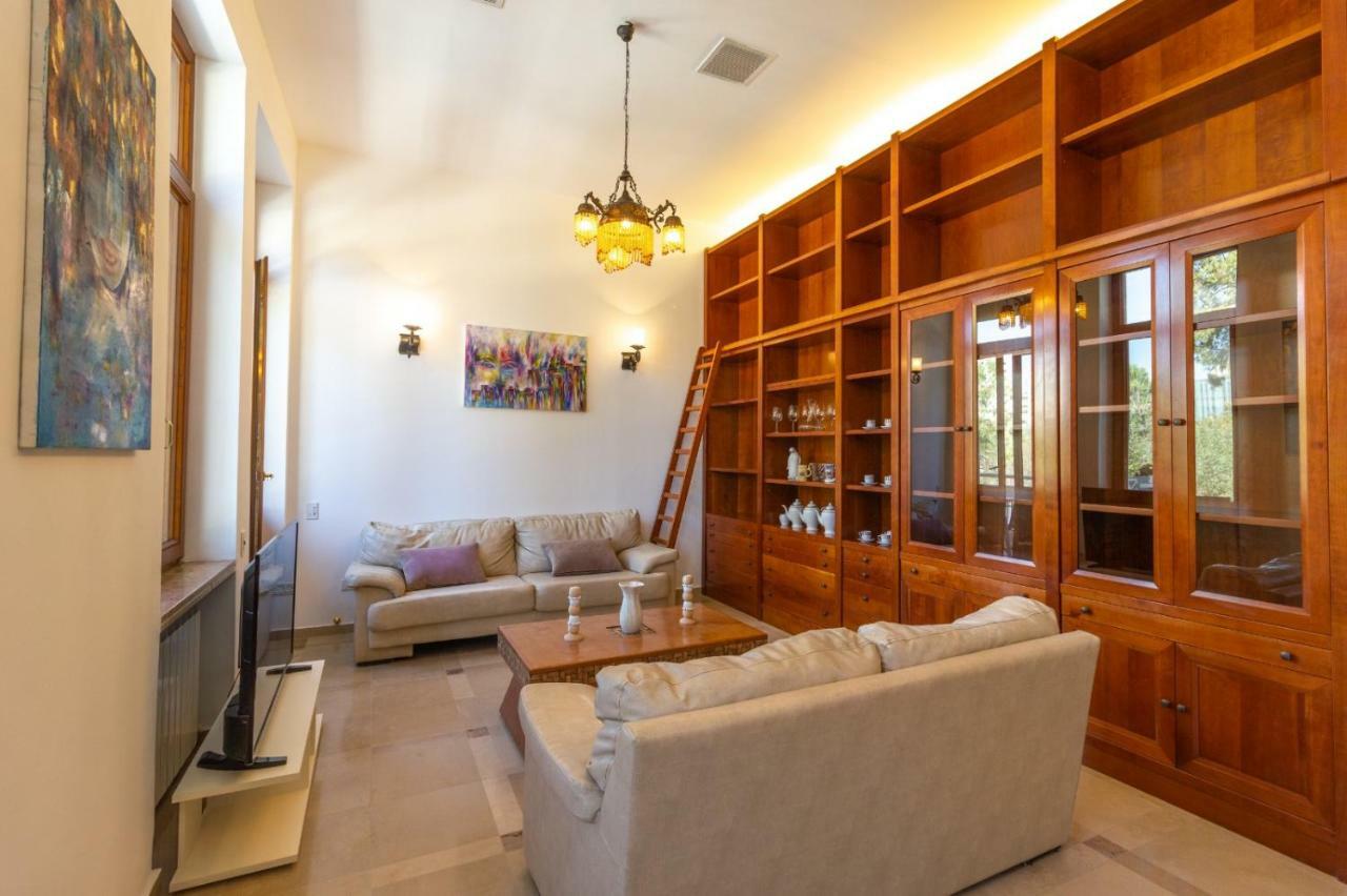 Art Apartment In Mamila Jeruzsálem Kültér fotó